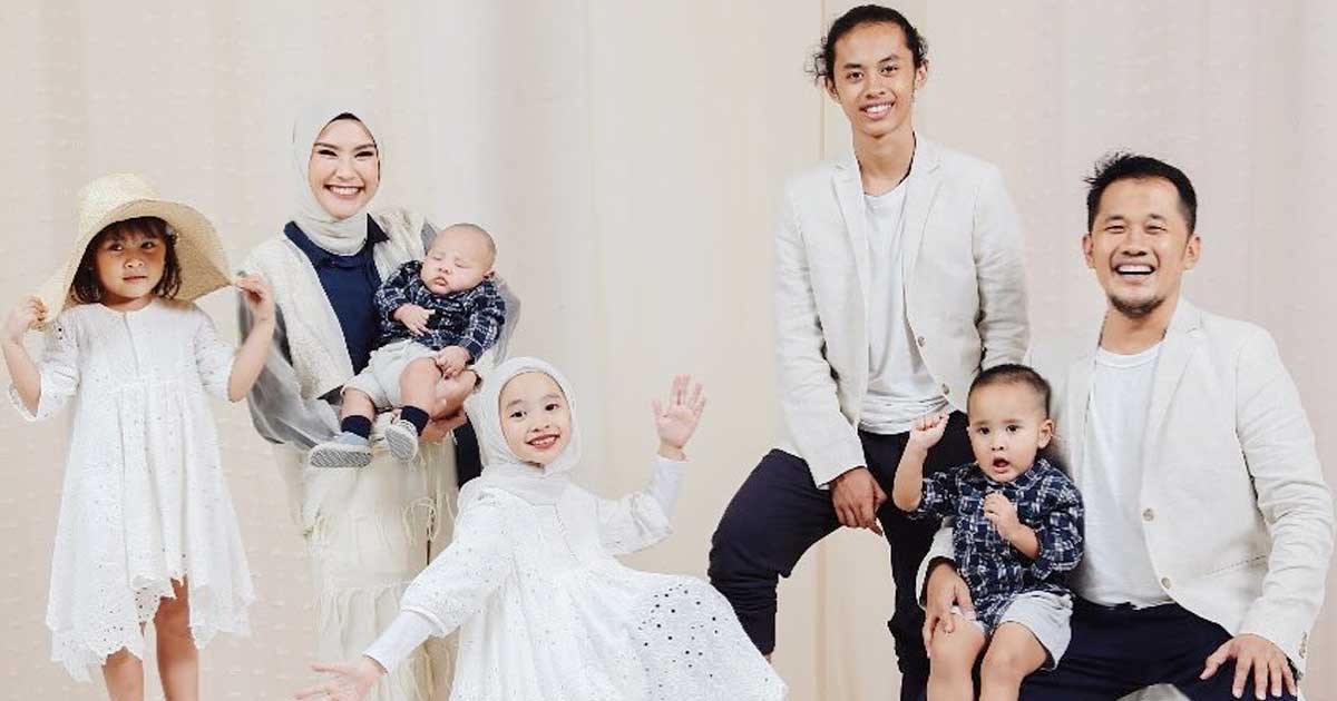 Model Baju Lebaran Keluarga Sby Y7du 5 Inspirasi Baju Seragam Lebaran Keluarga Artis Ini Wajib