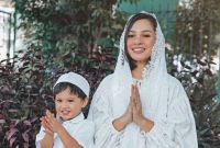 Model Baju Lebaran Mewah H9d9 Gaya Baju Lebaran Para Diva Indonesia Mewah Dan Gemerlap