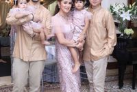 Model Inspirasi Baju Lebaran Keluarga 2019 3id6 10 Gaya Kompak Seragam Keluarga Artis Bisa Jadi