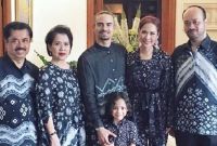 Model Inspirasi Baju Lebaran Keluarga 2019 3id6 Keluarga Artis Yang Kompak Saat Pakai Baju Lebaran Bisa