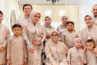 Model Inspirasi Baju Lebaran Keluarga 2019 9ddf Lebaran Pertama Reino Barack &amp; Syahrini Sebagai Suami