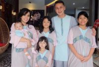 Model Inspirasi Baju Lebaran Keluarga 2019 Budm Keluarga Artis Yang Kompak Saat Pakai Baju Lebaran Bisa