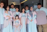 Model Inspirasi Baju Lebaran Keluarga 2019 Whdr Begini Kompaknya 5 Keluarga Artis Saat Kenakan Baju