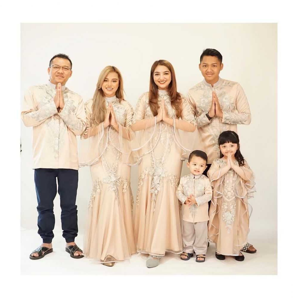 Model Inspirasi Baju Lebaran Keluarga 2019 Y7du Cek 15 Inspirasi Model Baju Couple Keluarga Gotomalls