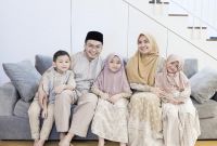 Model Inspirasi Baju Lebaran Keluarga Ffdn 10 Ide Baju Sarimbit Kompakan Dengan Keluarga Saat Lebaran