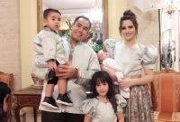 Model Inspirasi Baju Lebaran Keluarga Gdd0 Keluarga Artis Yang Kompak Saat Pakai Baju Lebaran Bisa