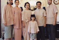 Model Inspirasi Baju Lebaran Keluarga Q0d4 Begini Kompaknya 5 Keluarga Artis Saat Kenakan Baju