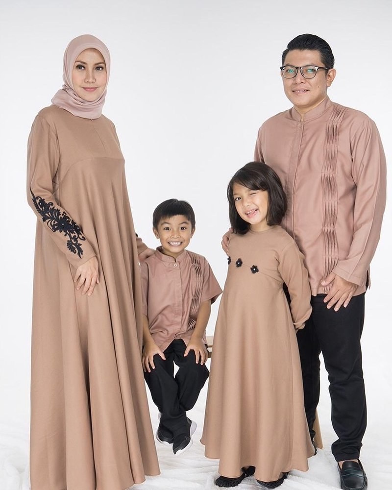 Model Inspirasi Baju Lebaran Keluarga Xtd6 5 Inspirasi Baju Kembaran Keluarga Saat Lebaran Yang Bisa