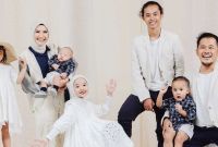 Model Inspirasi Baju Lebaran Keluarga Y7du 5 Inspirasi Baju Seragam Lebaran Keluarga Artis Ini Wajib