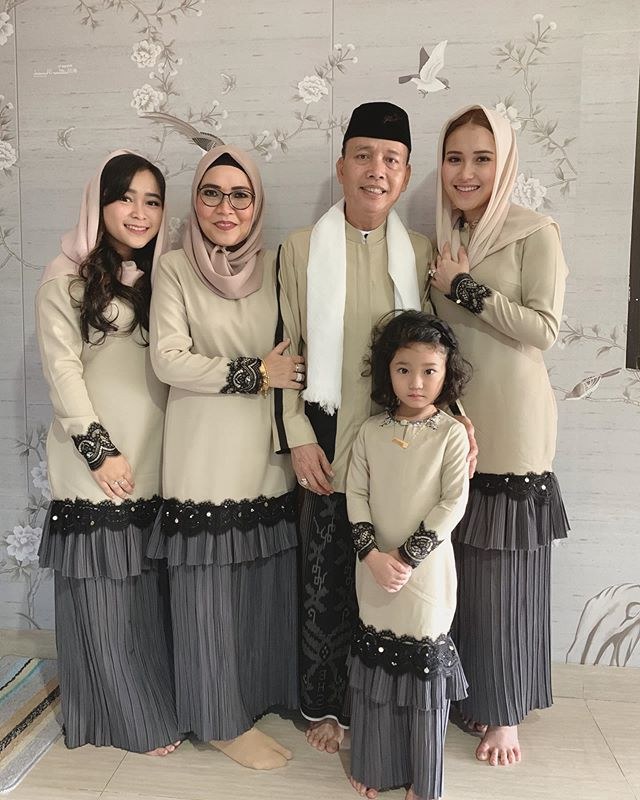 Model Melihat Baju Lebaran 87dx Gaya Baju Lebaran Mewah Dan Mahal Para Artis Indonesia
