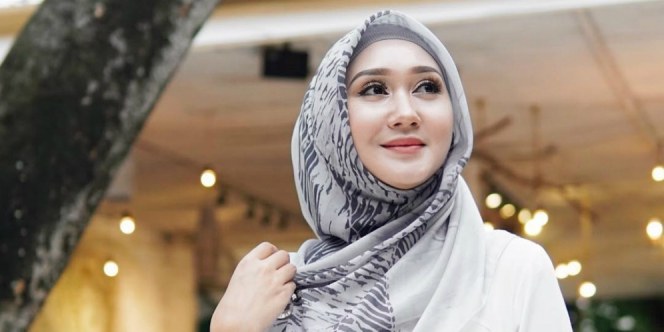 Model Model Baju Lebaran Dian Pelangi 2019 X8d1 Baju Muslim Streetwear Dian Pelangi Di Nyfw 2019
