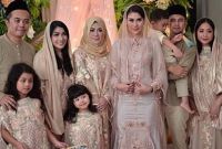 Model Rekomendasi Baju Lebaran Keluarga Gdd0 Contek Gaya 4 Seleb Yang Kompak Pakai Baju Lebaran Seragam