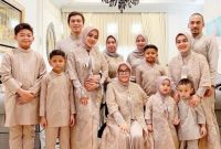 Model Rekomendasi Baju Lebaran Keluarga Thdr Tema Baju Lebaran Keluarga Para Artis Yang Menarik Siapa
